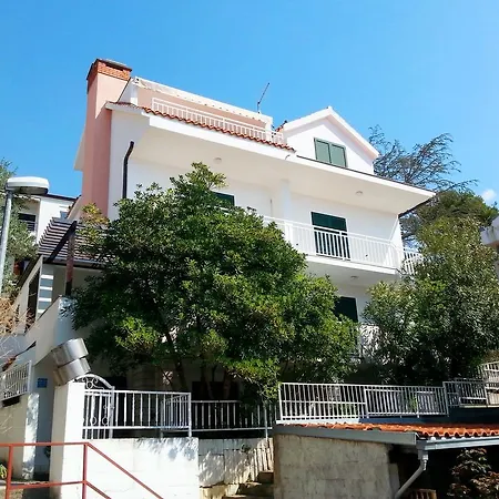 Ria Apartment *